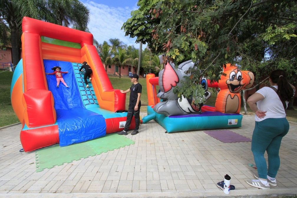 Crianças puderam se divertir nos brinquedos infláveis