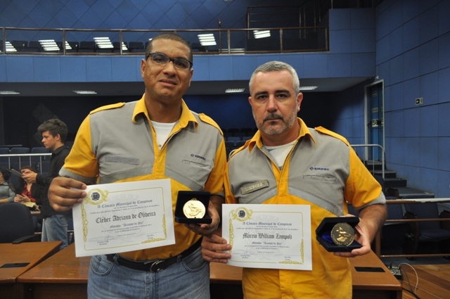 Márcio Wiliam Zampoli e Cleber Adriano de Oliveira exibem honraria