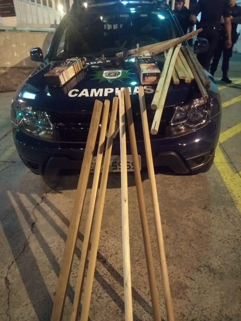 Pedaços de pau também foram apreendidos