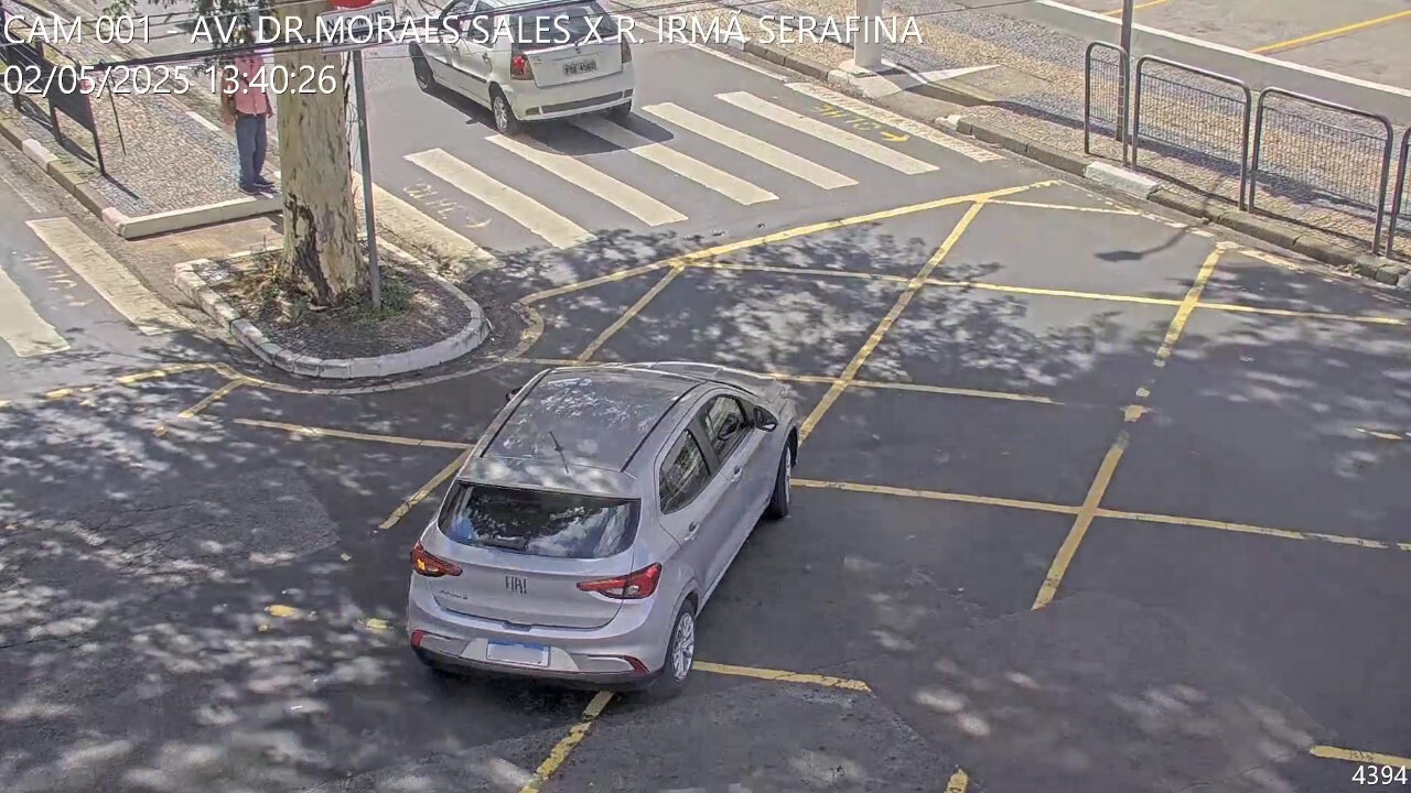 Registro de transposição irregular de pista no cruzamento da avenida Dr. Moraes Salles com a rua Irmã Serafina, ponto de fiscalização remota que concentra alto número de infrações