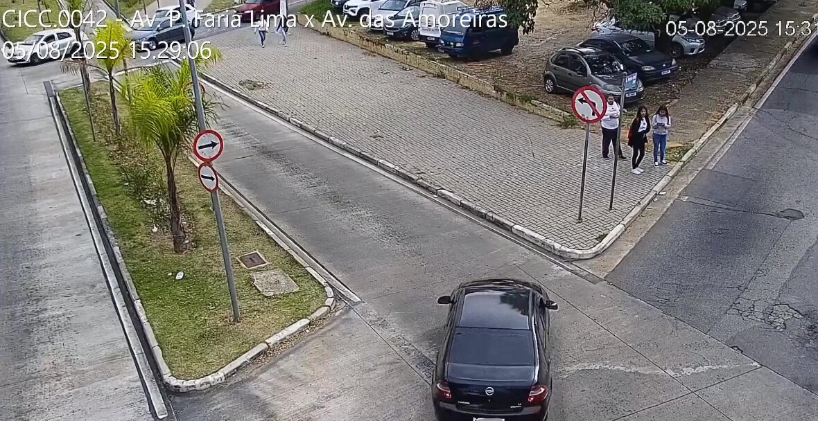 Veículo flagrado realizando conversão proibida no cruzamento das avenidas Prefeito Faria Lima e das Amoreiras, desrespeitando a sinalização de trânsito registrada pelas câmeras da Emdec
