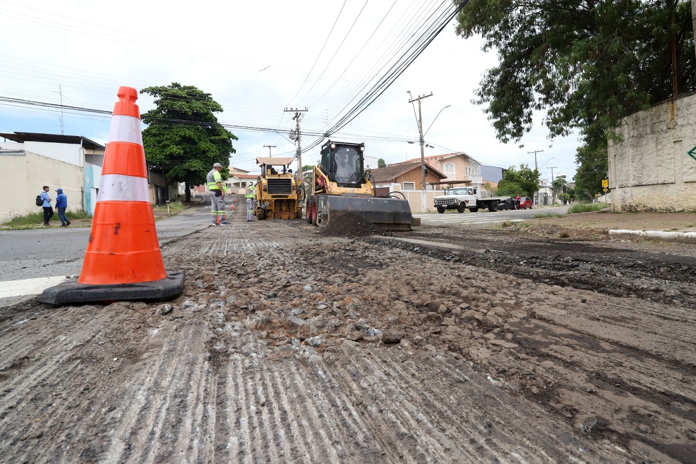 A fresagem é a primeira etapa do trabalho, quando a máquina retira o asfalto desgastado