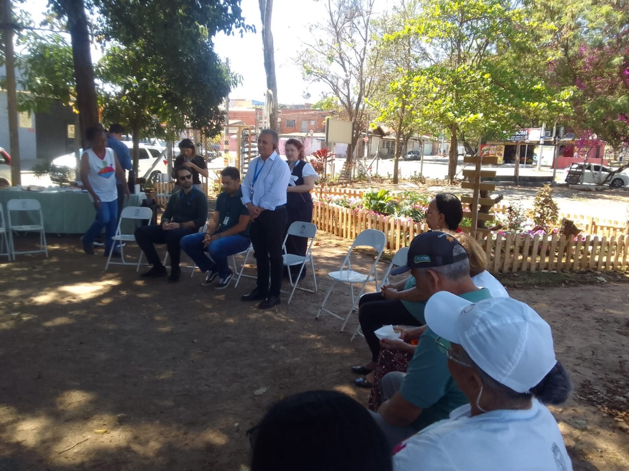 Secretário do Clima, Braz Adegas Júnior, conversa com comitiva em horta comunitária