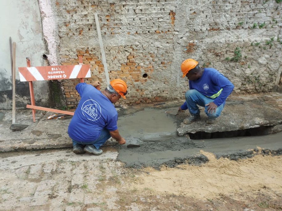 Equipes fazem o reparo e recomposição do pavimento