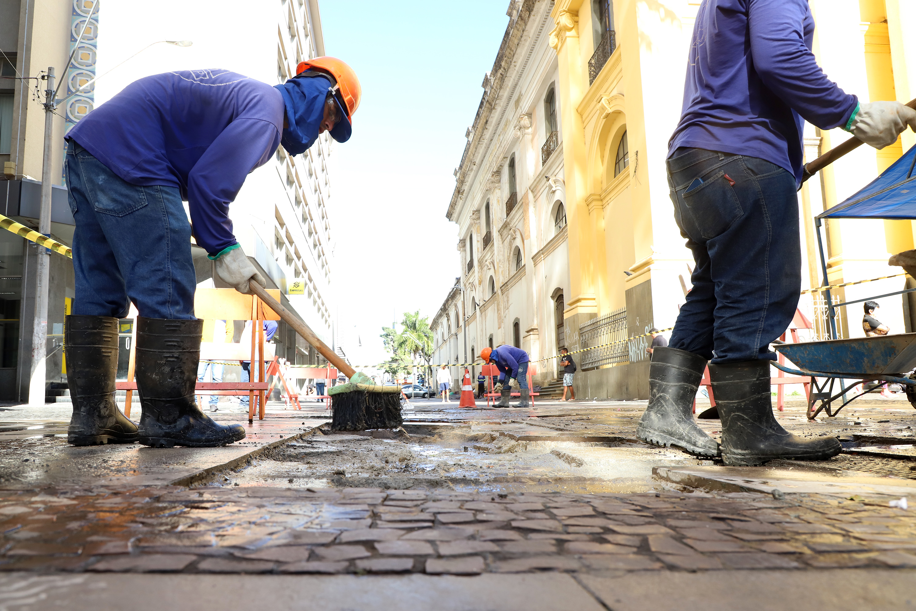 Entre os serviços que serão realizados estão os reparos em calçamentos 