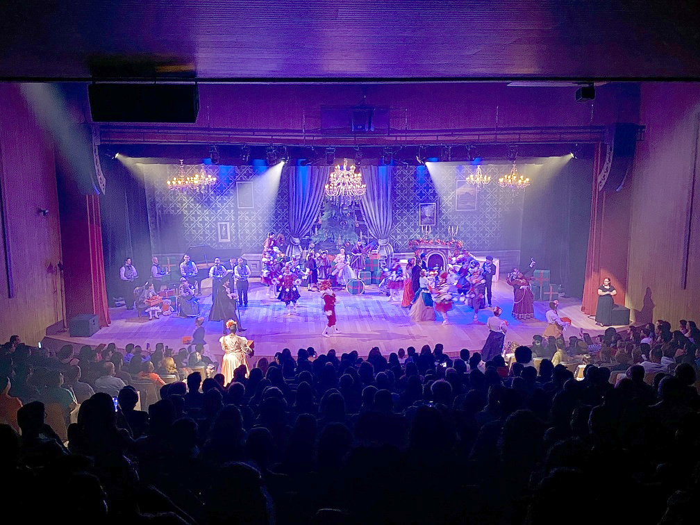 A montagem reúne 56 artistas locais, além de coro e orquestra