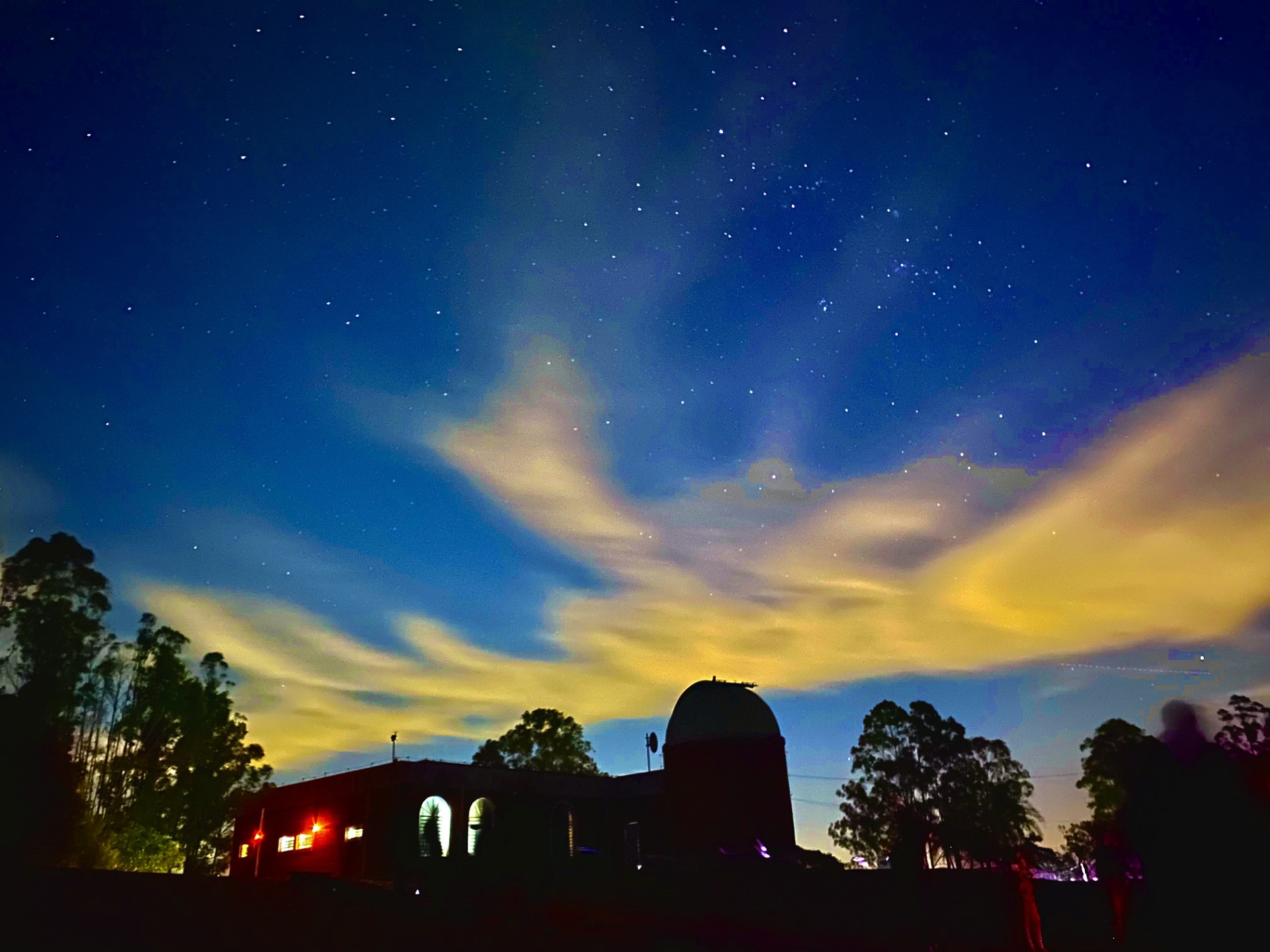 Na área externa, é realizada uma apresentação do céu, com identificação das principais estrelas e constelações visíveis
