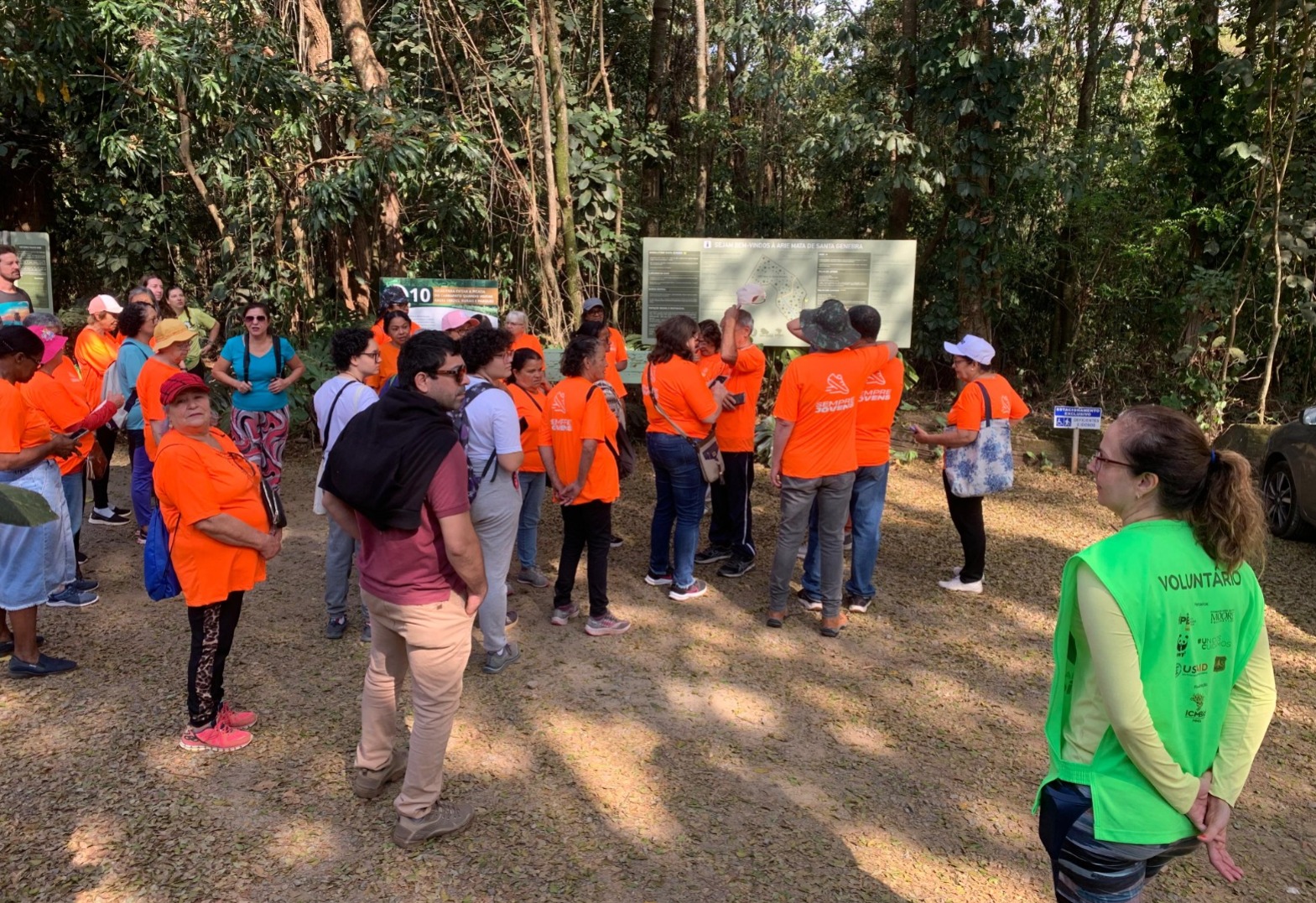 Passeio aconteceu na manhã desta terça-feira; grupo percorreu trilhas que levaram ao riacho da Sanã e ao Borboletário