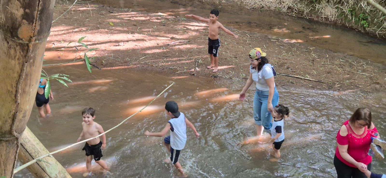 Crianças puderam entrar no Ribeirão das Cabras e aprender sobre ecossistemas aquáticos, qualidade da água, mata ciliar e preservação da natureza
