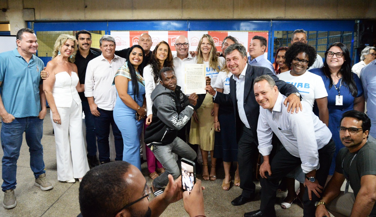 Autoridades, equipe da Sehab e moradores reunidos em foto