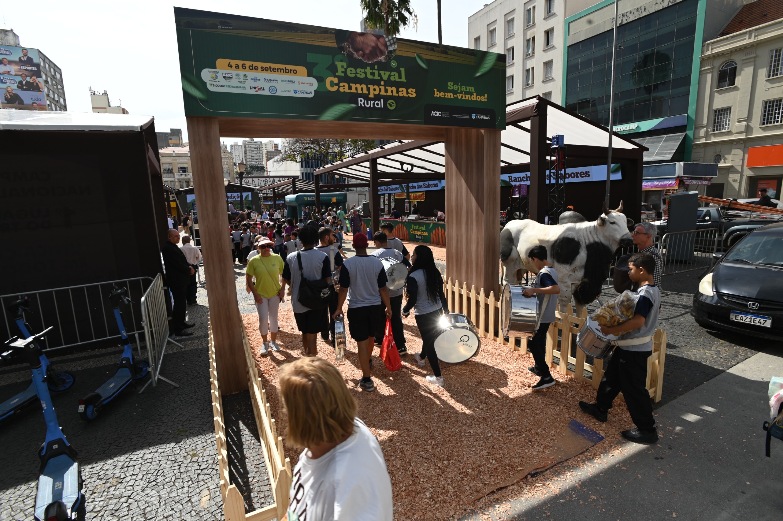 Largo do Rosário vira vitrine rural com produtos frescos, atrações culturais e brinquedos gratuitos