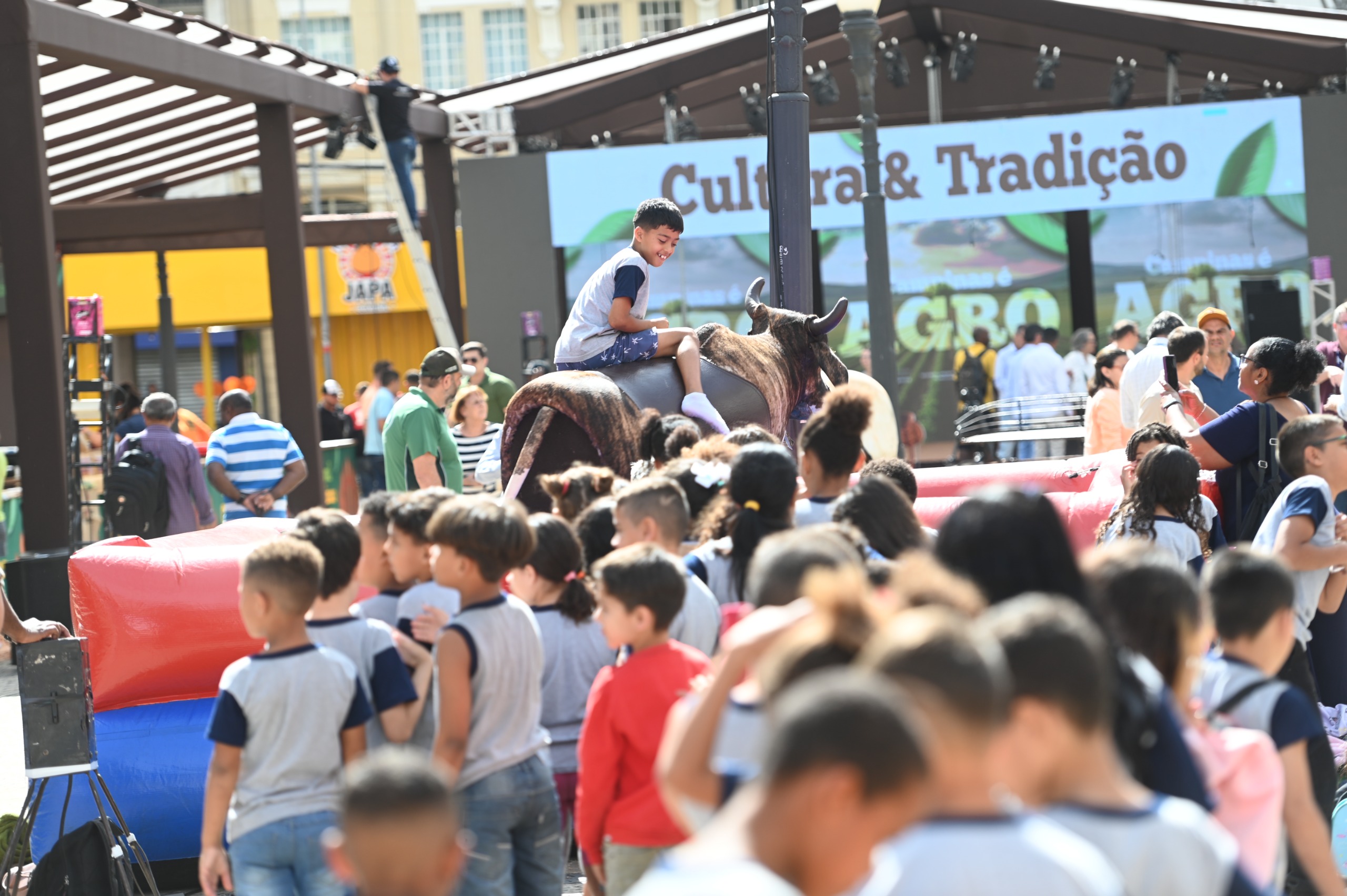 Alunos da rede pública vivenciam experiências no touro mecânico e na Estufa Criativa