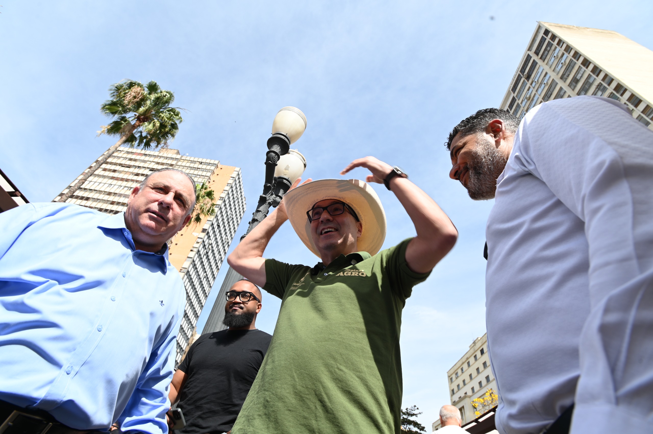 Evento reúne 73 expositores com frutas, queijos, flores, artesanato e delícias do campo