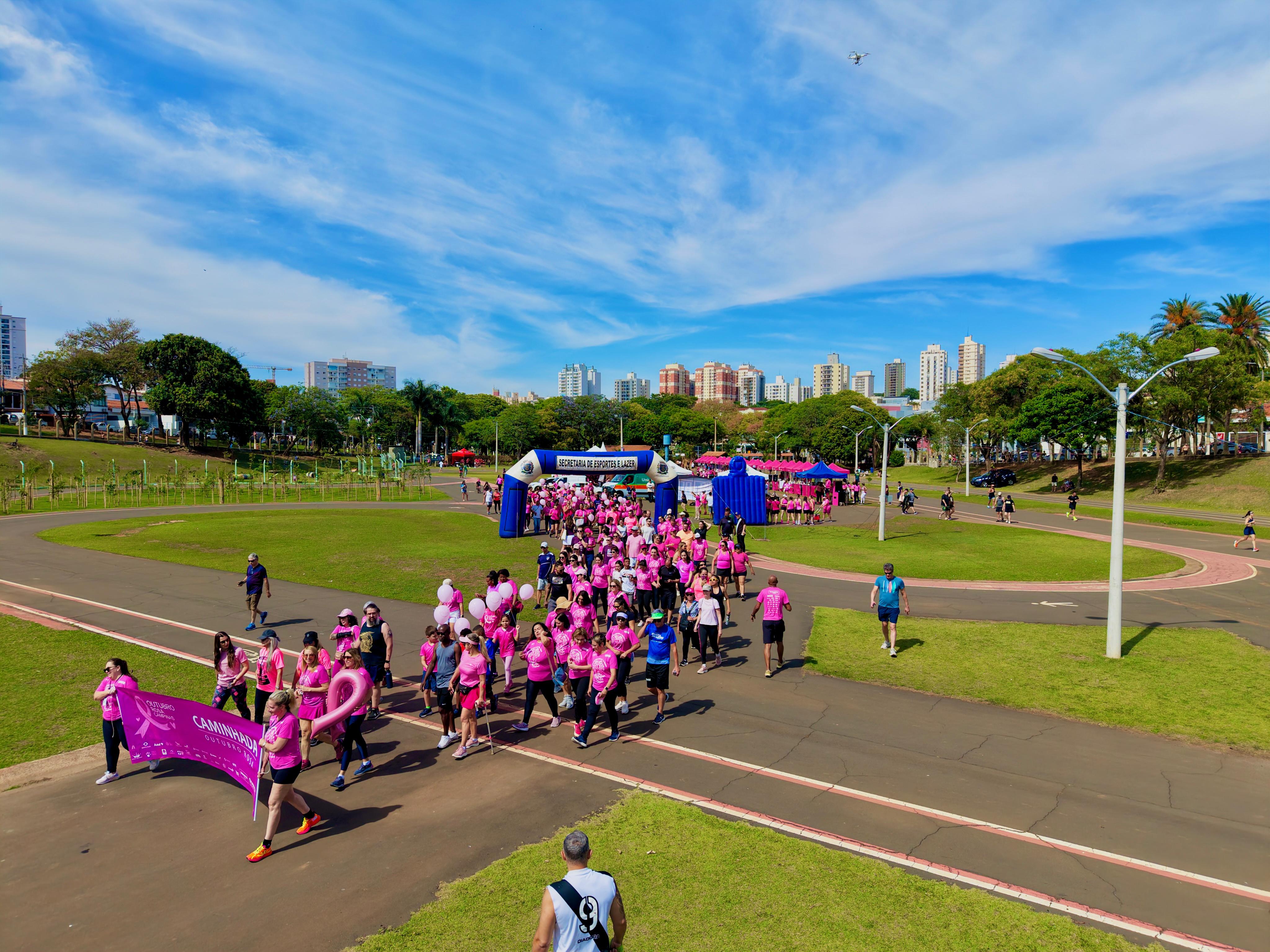 Caminhada reuniu 1,8 mil pessoas em prol da saúde da mulher