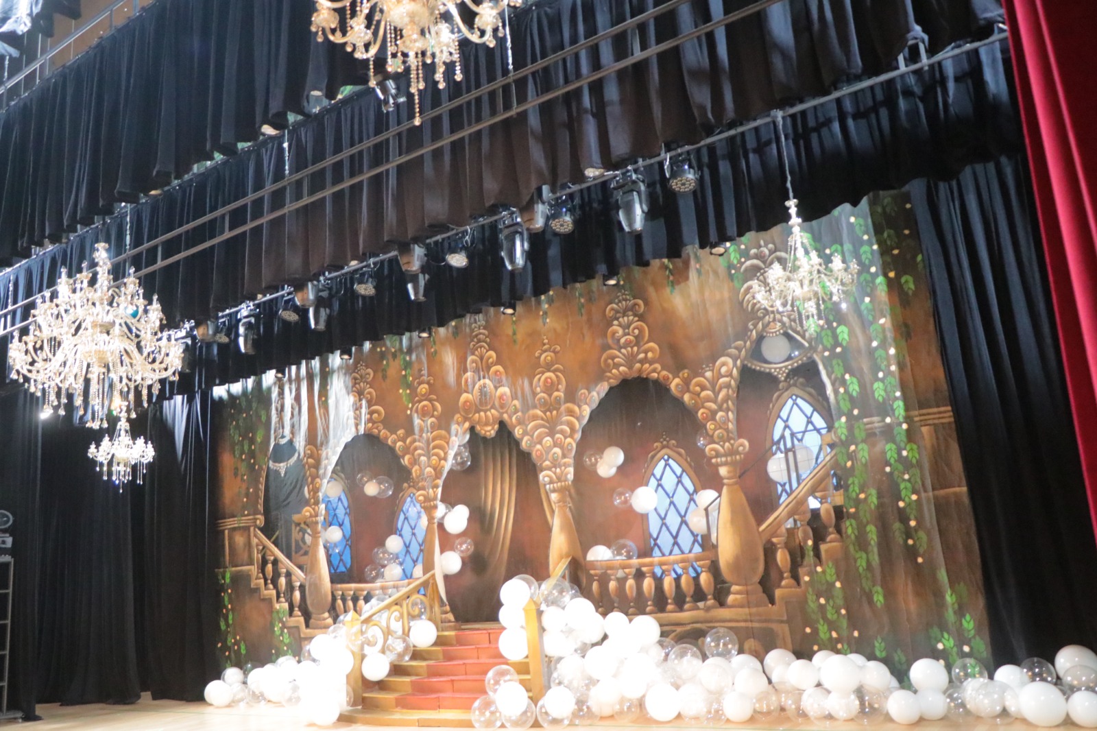 Experiência começa já na entrada do teatro, onde uma ambientação cenográfica especial conduz o público ao universo da fantasia