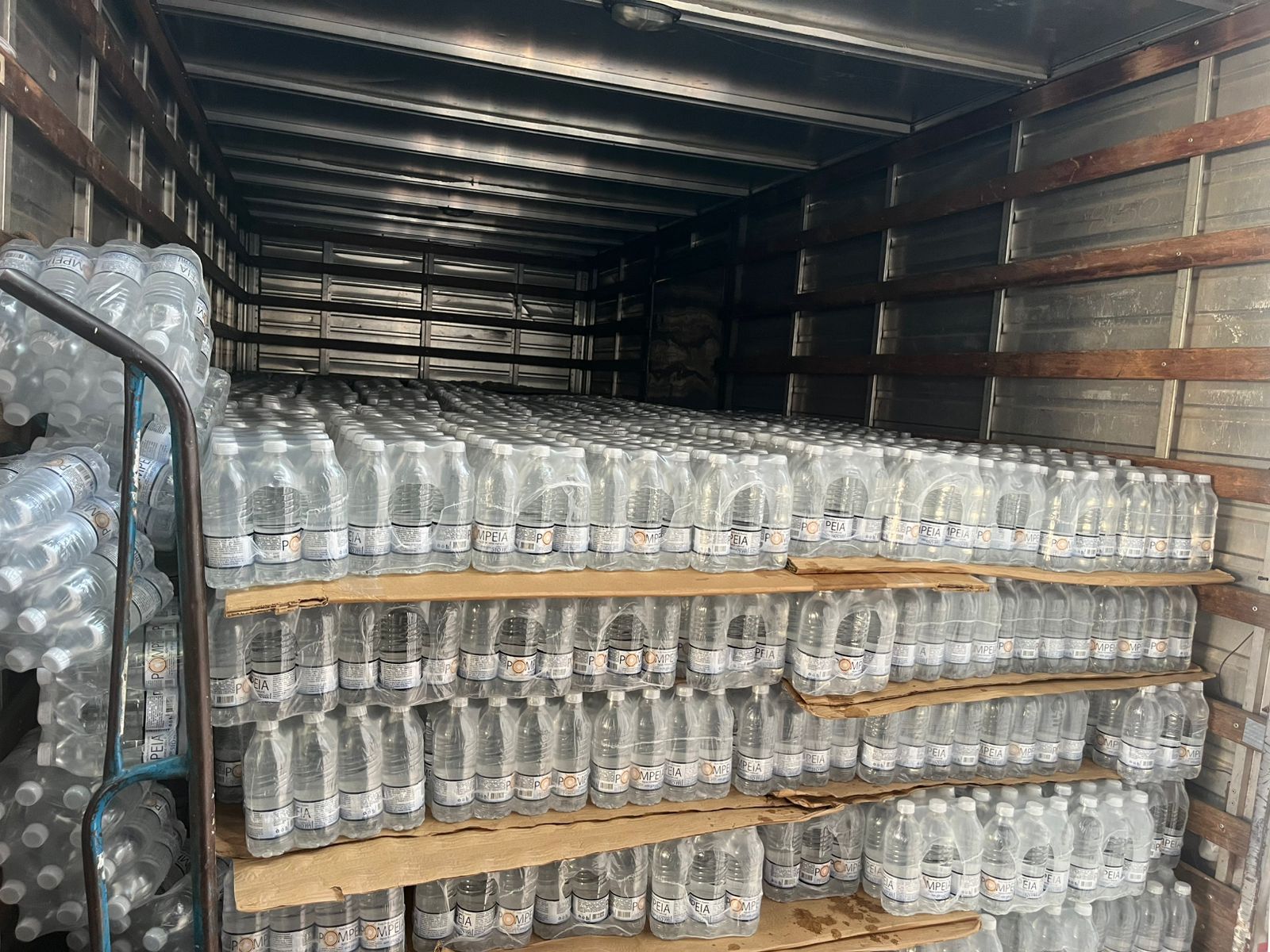 A distribuição de água ocorre em pontos estratégicos da programação carnavalesca