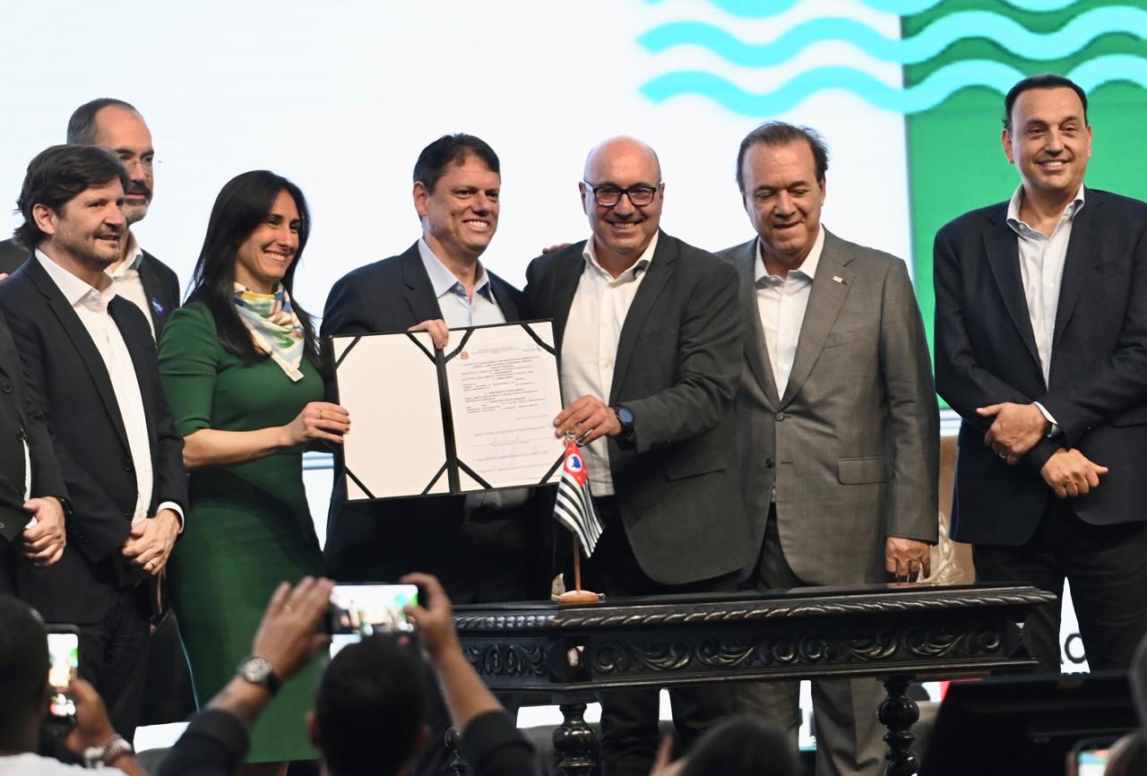 O prefeito Dário Saadi com o governador Tarcísio de Freitas, a secretária Natália Resende e outras autoridades