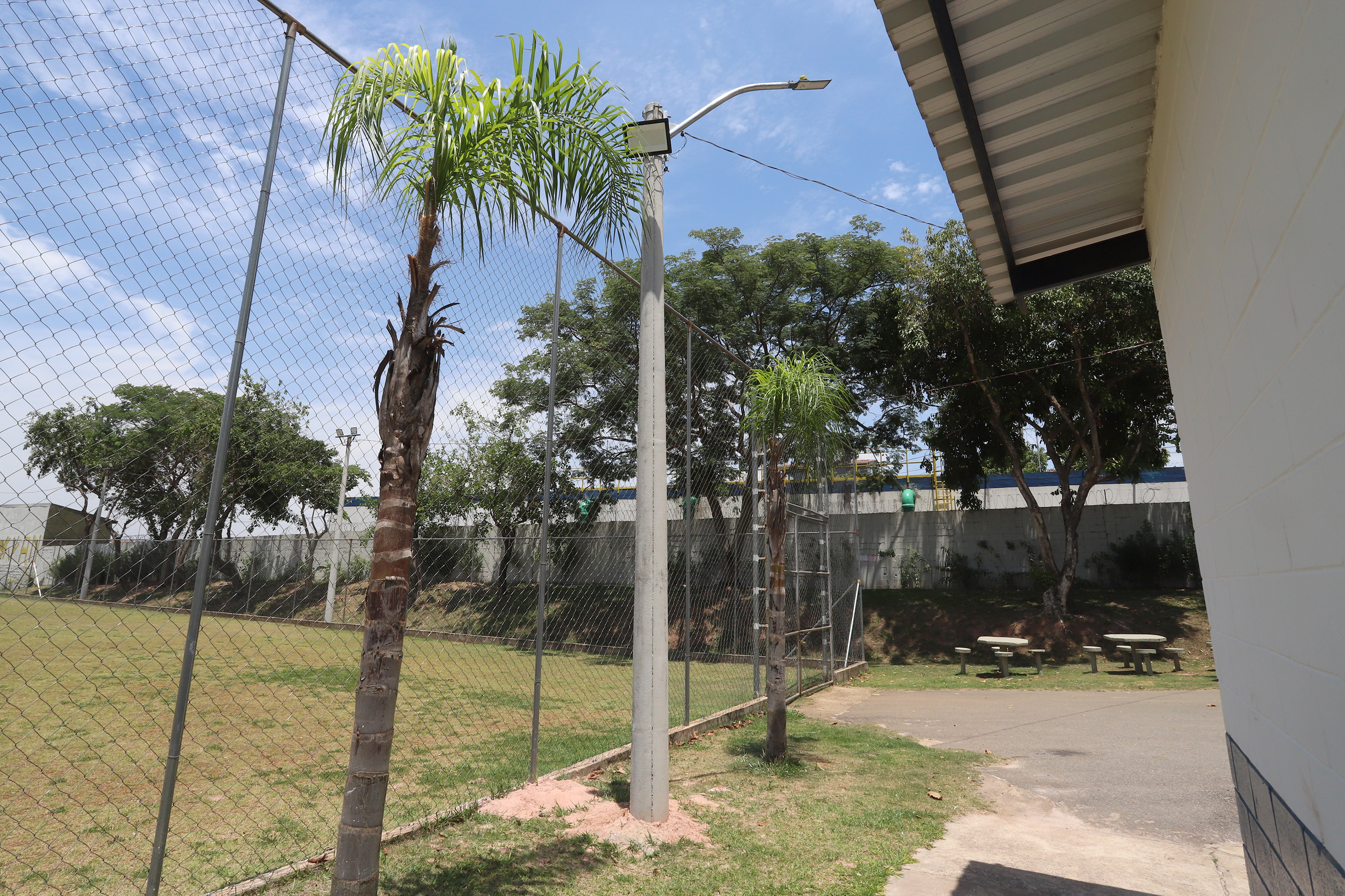 Obras incluíram a reposição de fiação elétrica interna do imóvel e da iluminação do campo