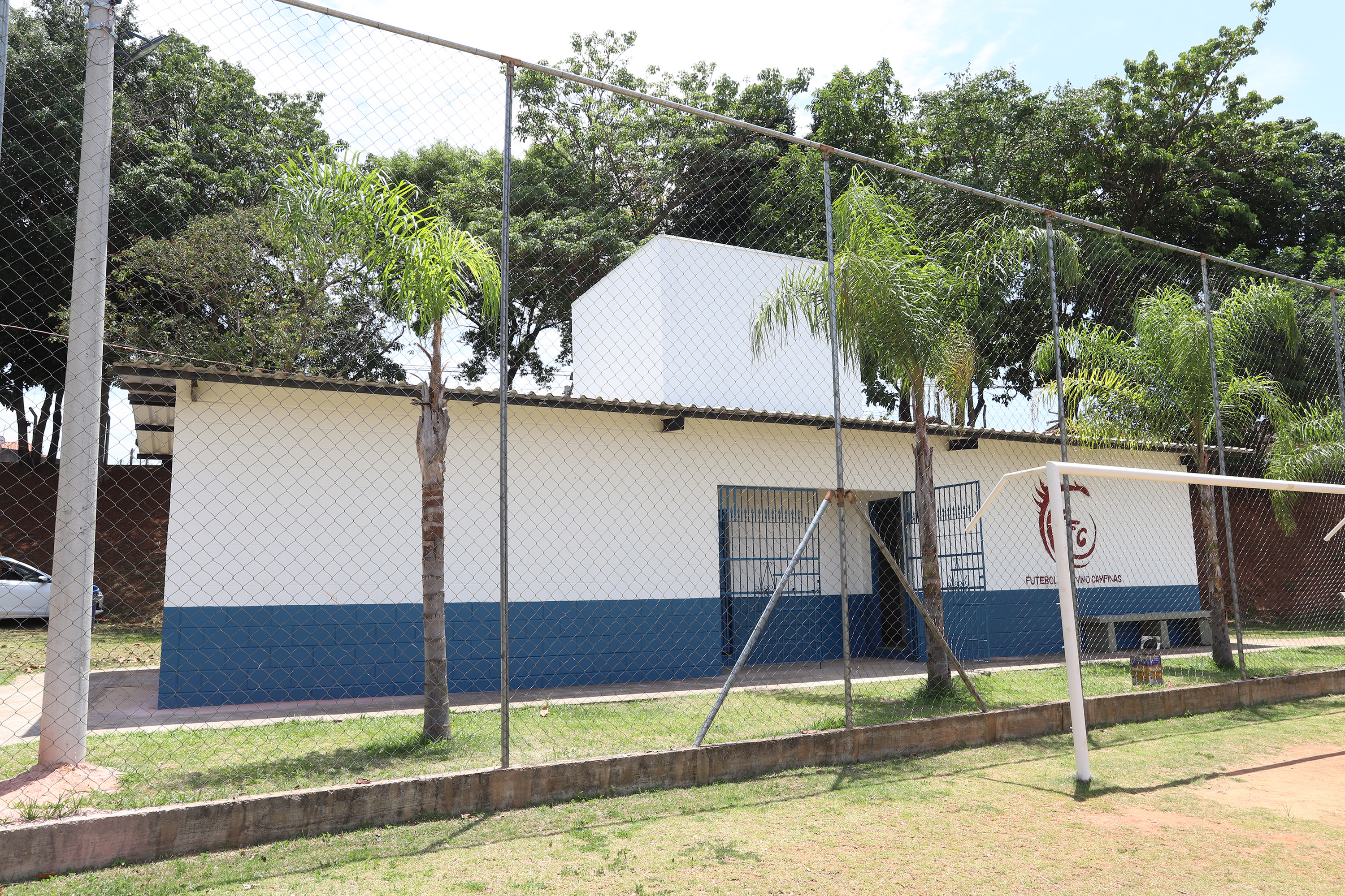 Secretaria de Serviços Públicos promoveu a pintura das paredes internas e externas do vestiário e dos banheiros, que estavam pichadas