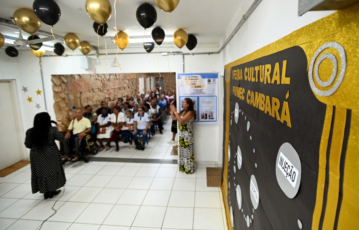 Neste segundo dia, seguem as exposições dos trabalhos dos alunos, além de apresentações musicais com voz e violão