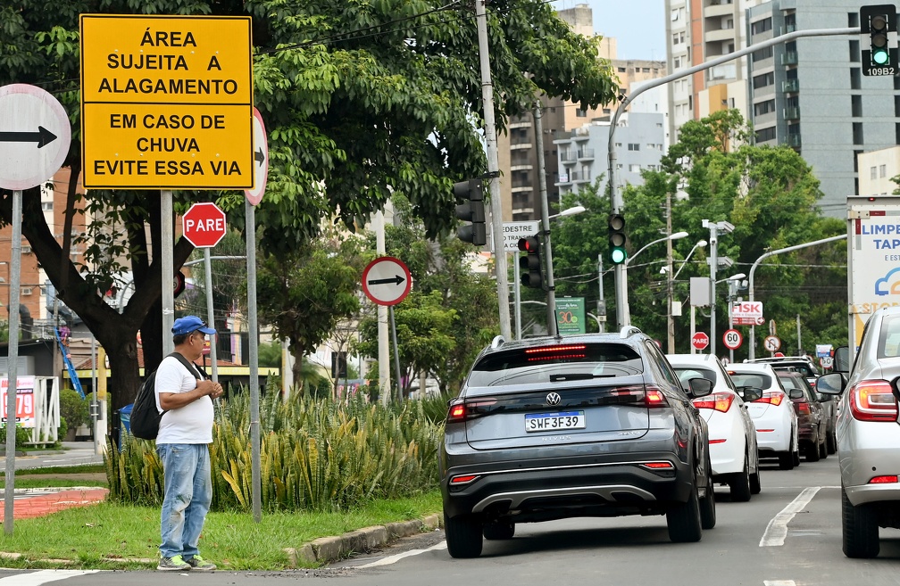 População deve ficar atenta às placas e painéis eletrônicos que informam sobre pontos sujeitos a alagamentos