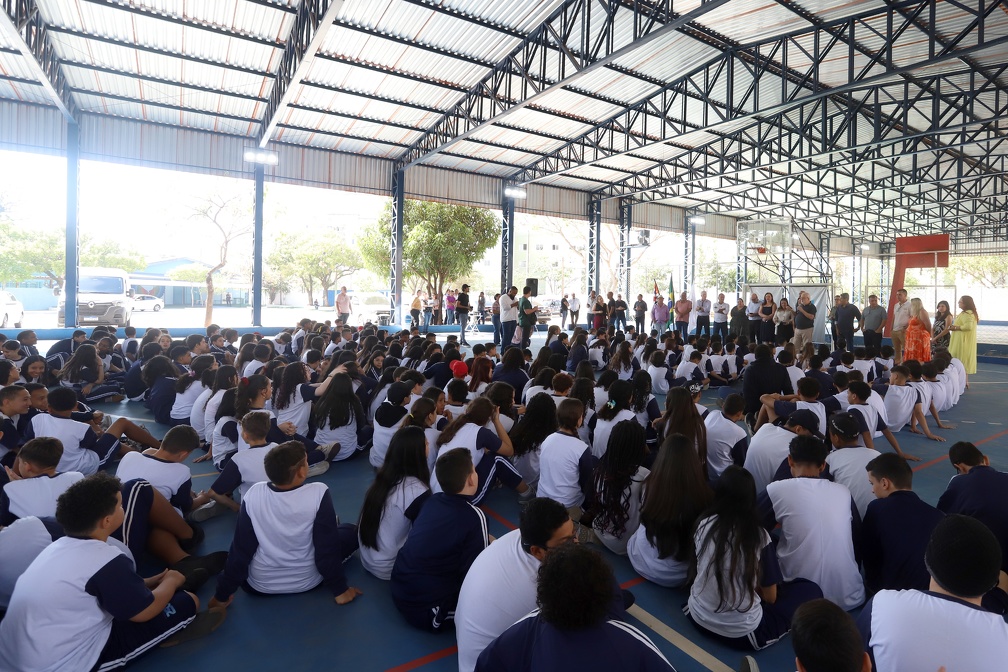 Alunos participam de entrega de obra na Emef. Corrêa de Melo; novo espaço para esportes e atividades escolares