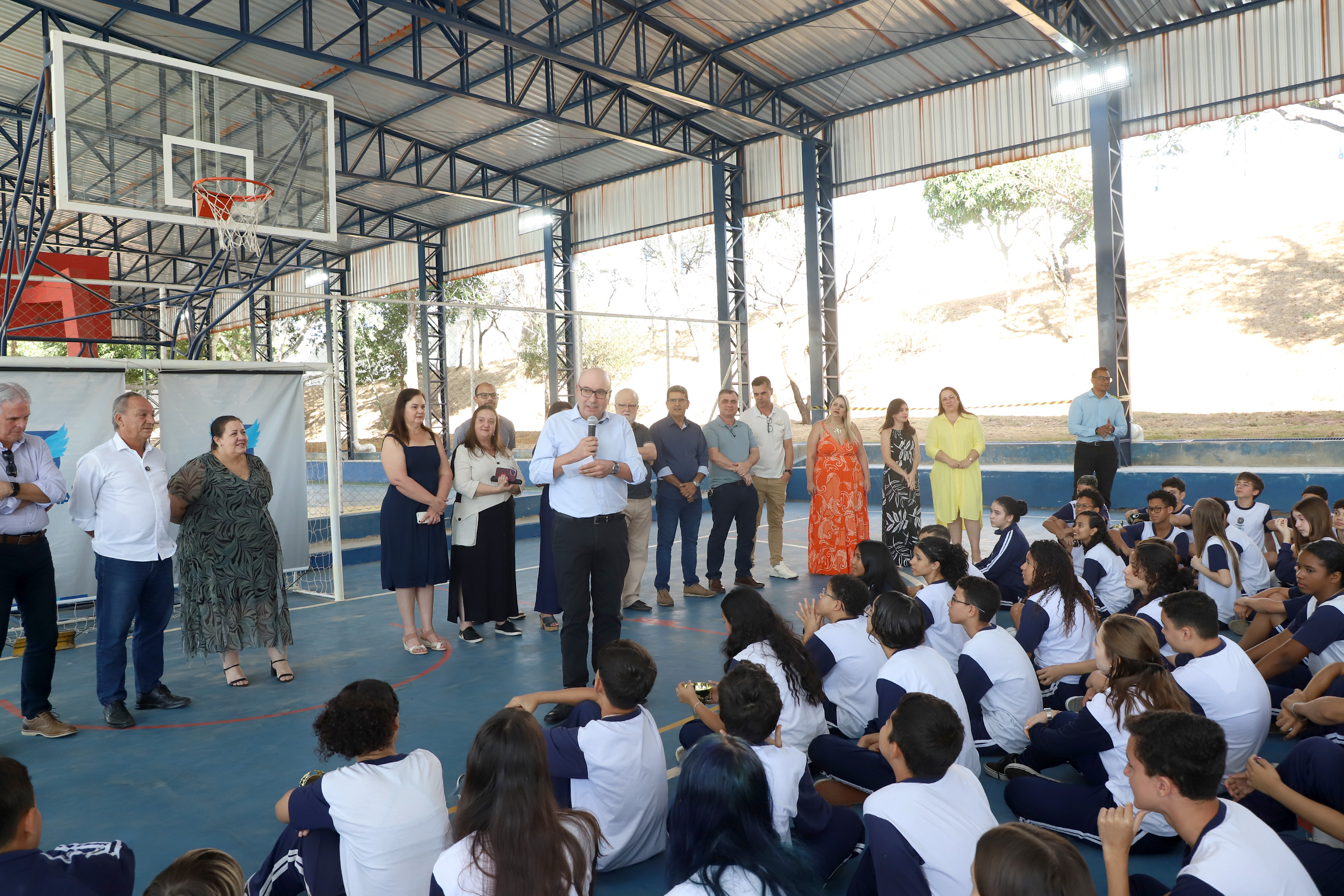 Prefeito Dário Saadi entrega cobertura de quadra em escola municipal no Ouro Verde 