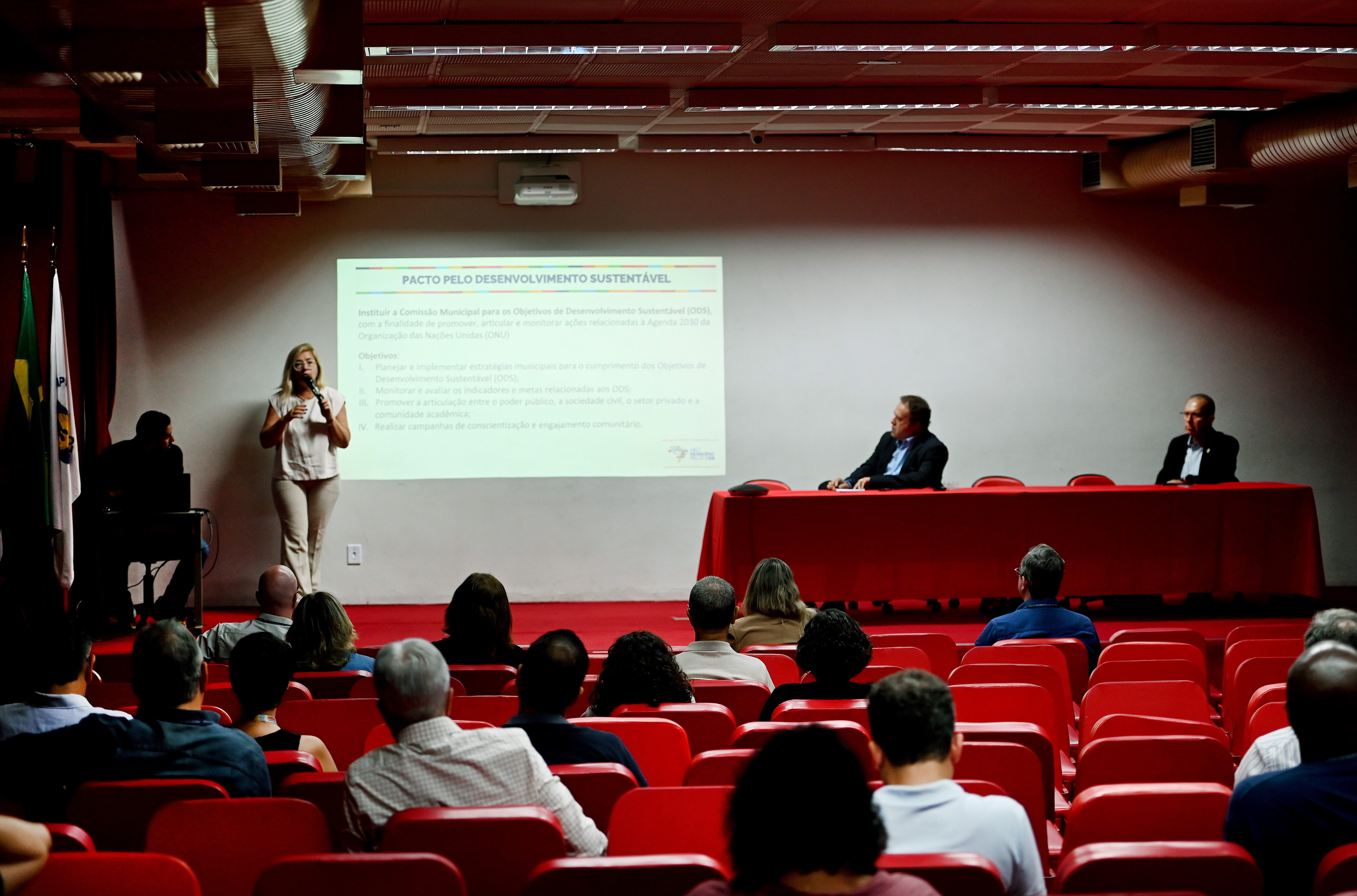 A secretária-adjunta do Clima, Marcela Pupin, apresenta o programa 