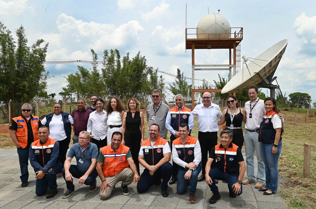 Autoridades posam em frente ao novo radar da RMC