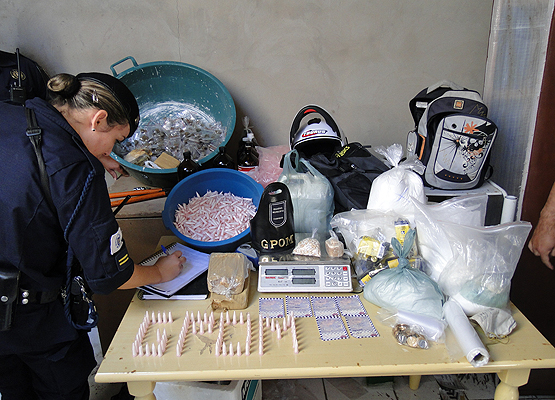 GM anota material apreendido e que foi encaminhado para a Dise