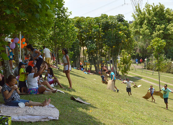 EScorregar na grama foi outra brincadeira que fez muito sucesso