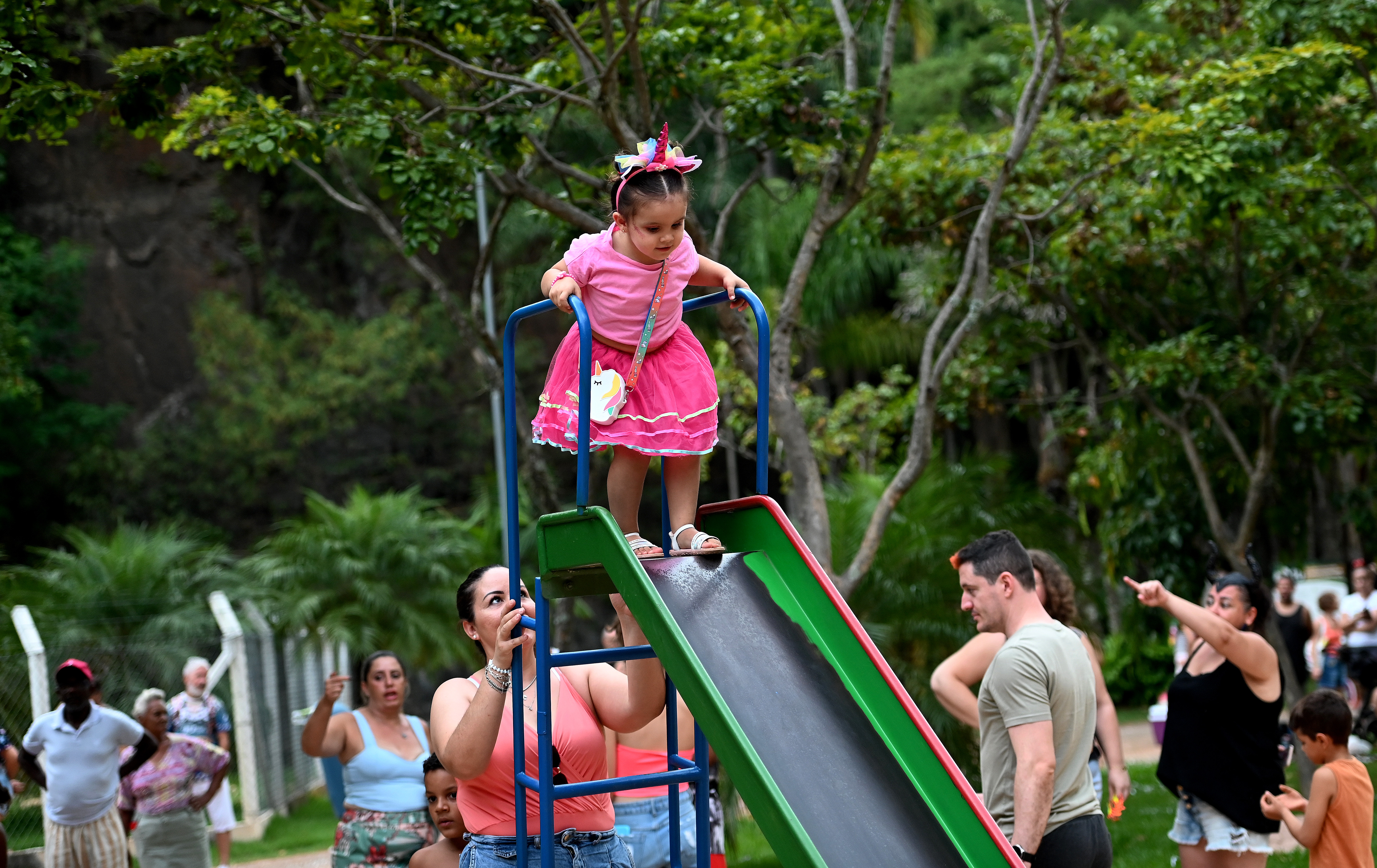 Carnaval teve espaço para foliões mirins aproveitarem os brinquedos das praças