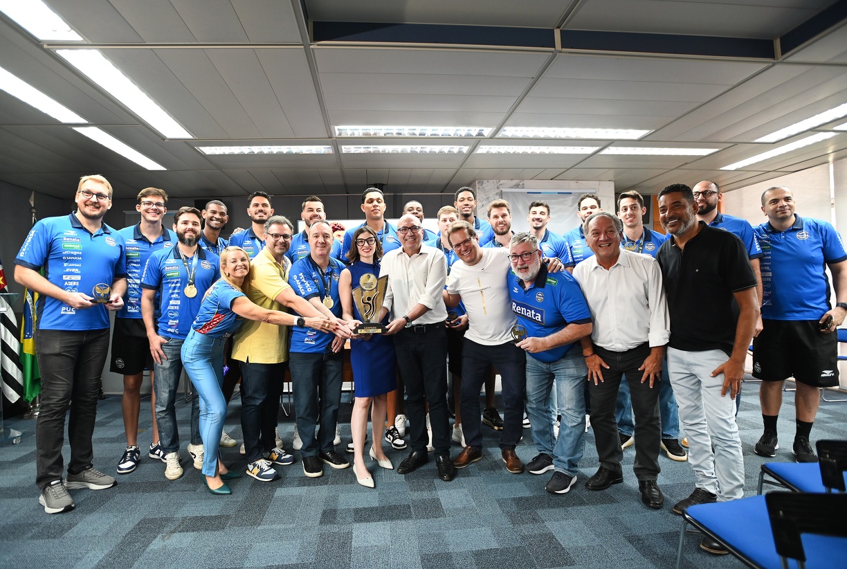 Atletas e comissão técnica do Vôlei Renata foram recebidos na Sala Azul