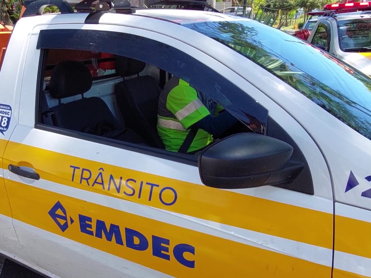 Agentes da Emdec monitoram o trânsito na região 