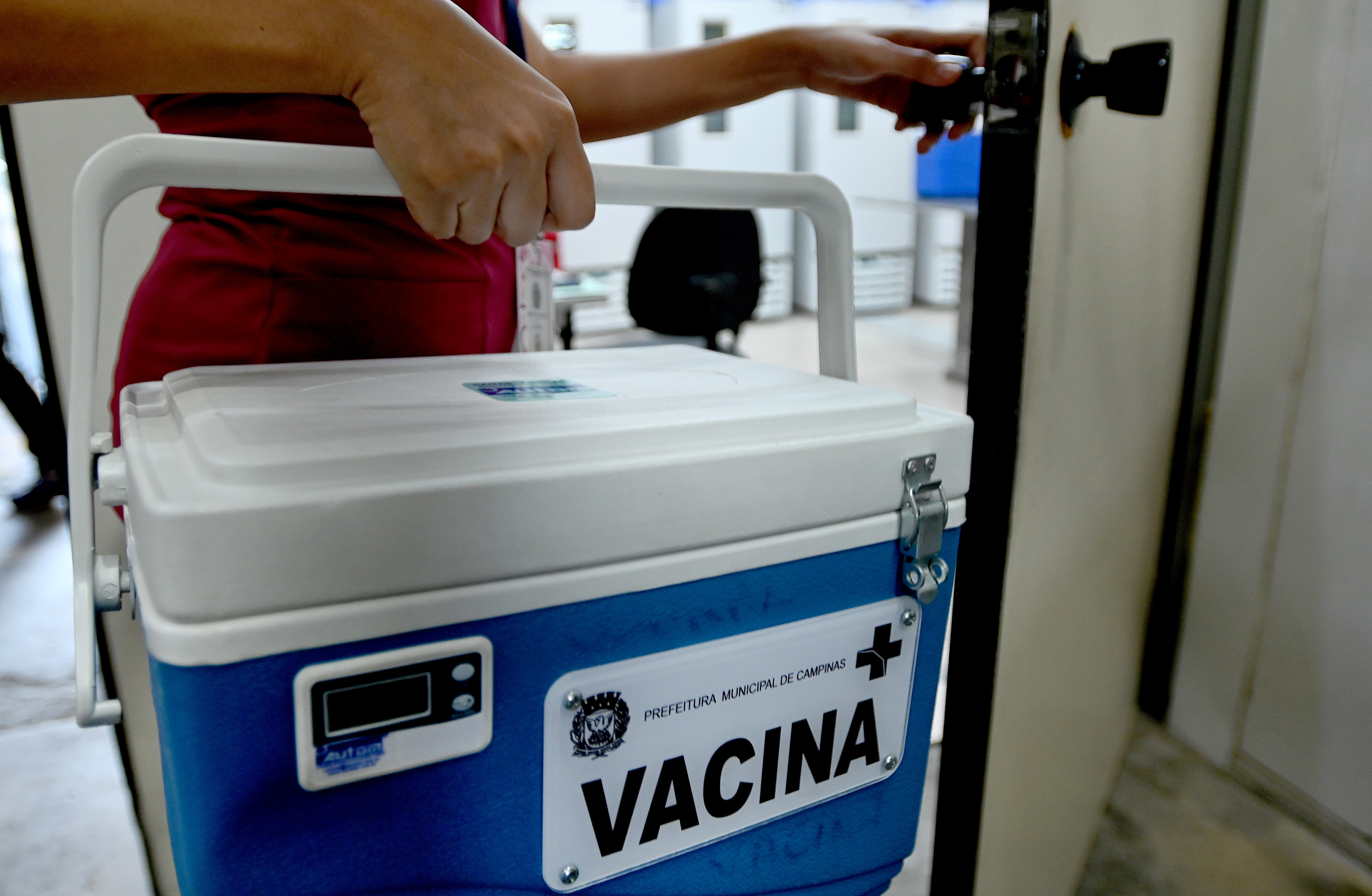 Vacina está disponível nos Centros de Saúde (CSs), exceto o CS Centro, que faz a vacinação na Paróquia Divino Salvador; campanha termina 30 de maio