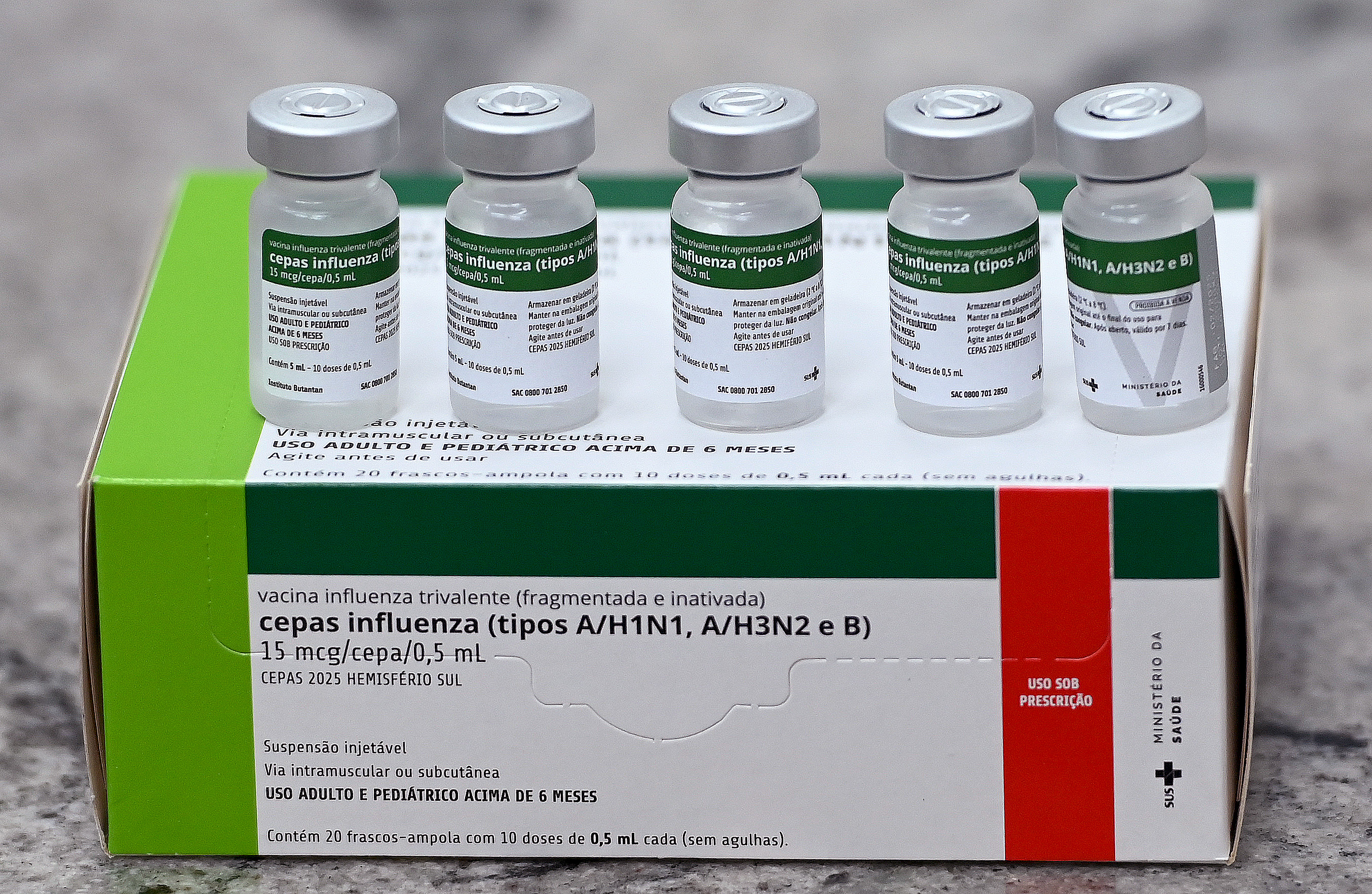 Neste ano, a vacina protege contra as gripes A (H1N1 e H3N2) e B, garante proteção individual e ajuda a diminuir a transmissão do vírus