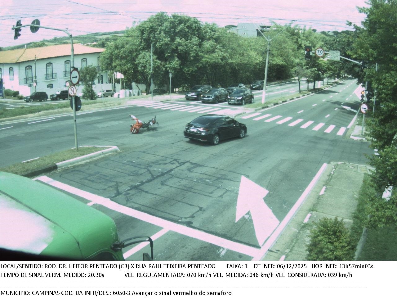 Veículo avança a fase vermelha de semáforo da rodovia Dr. Heitor Penteado (sentido Centro – bairro) e atinge em cheio um motociclista