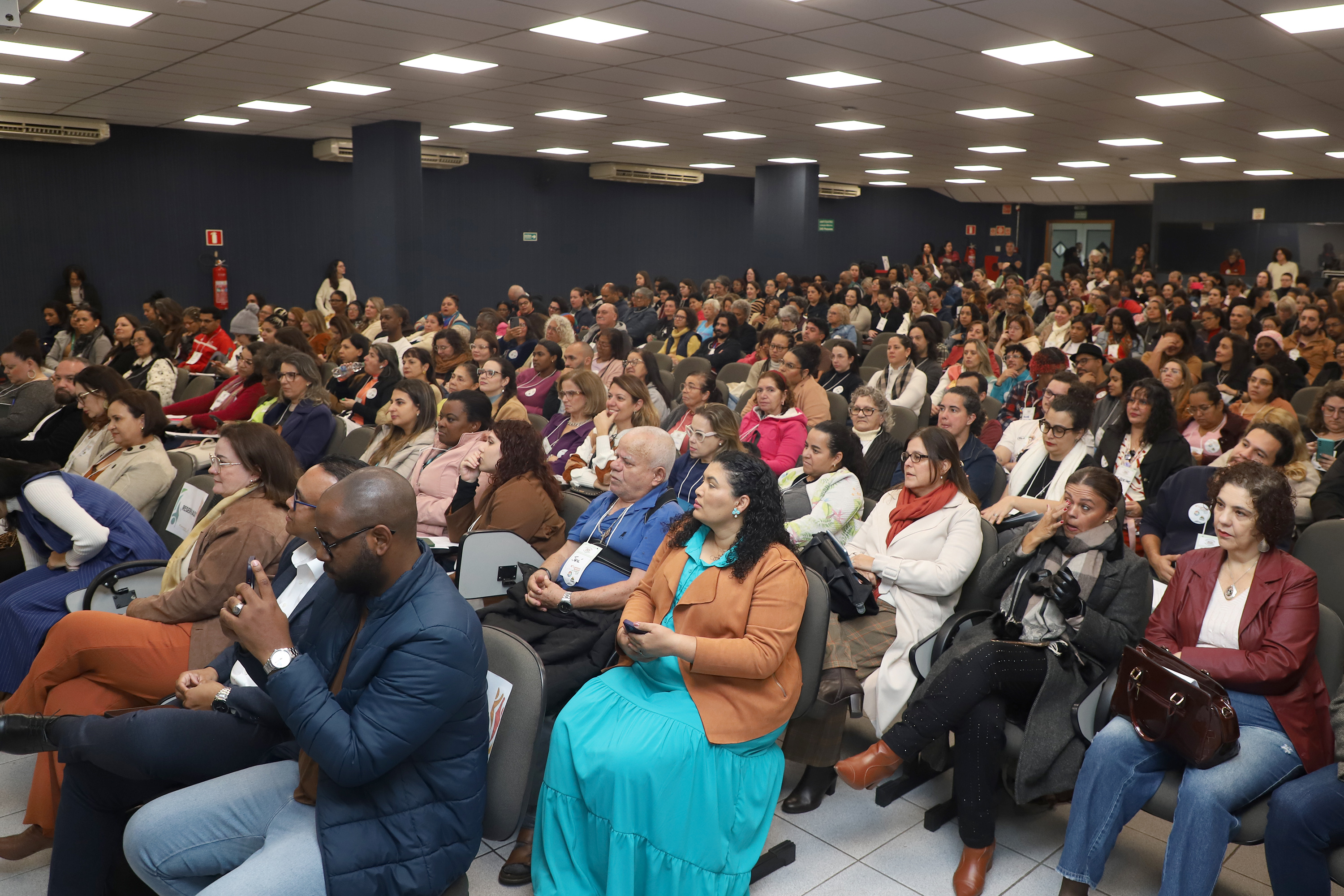 Auditório lotado para acompanhar o evento