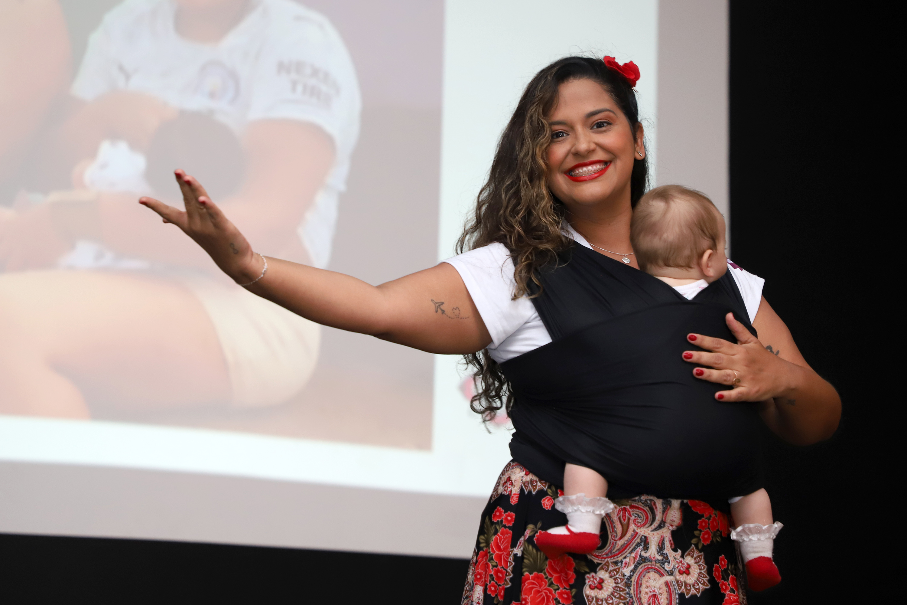 Mãe e filho em evento sobre amamentação em 2024