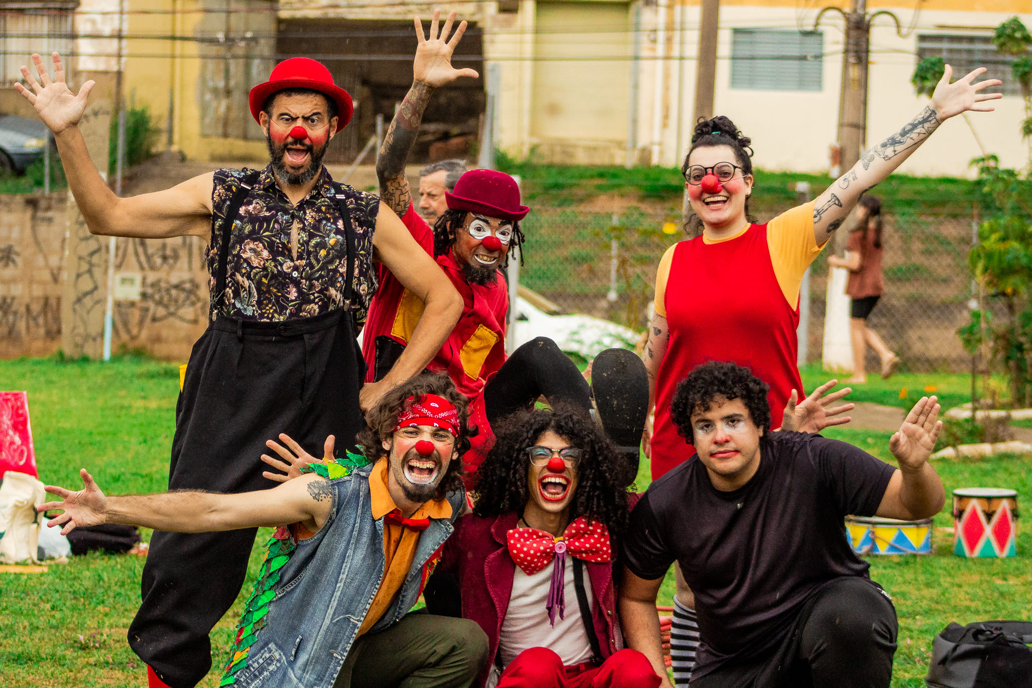 Trupe campineira atua na interseção entre circo-teatro e arte de rua
