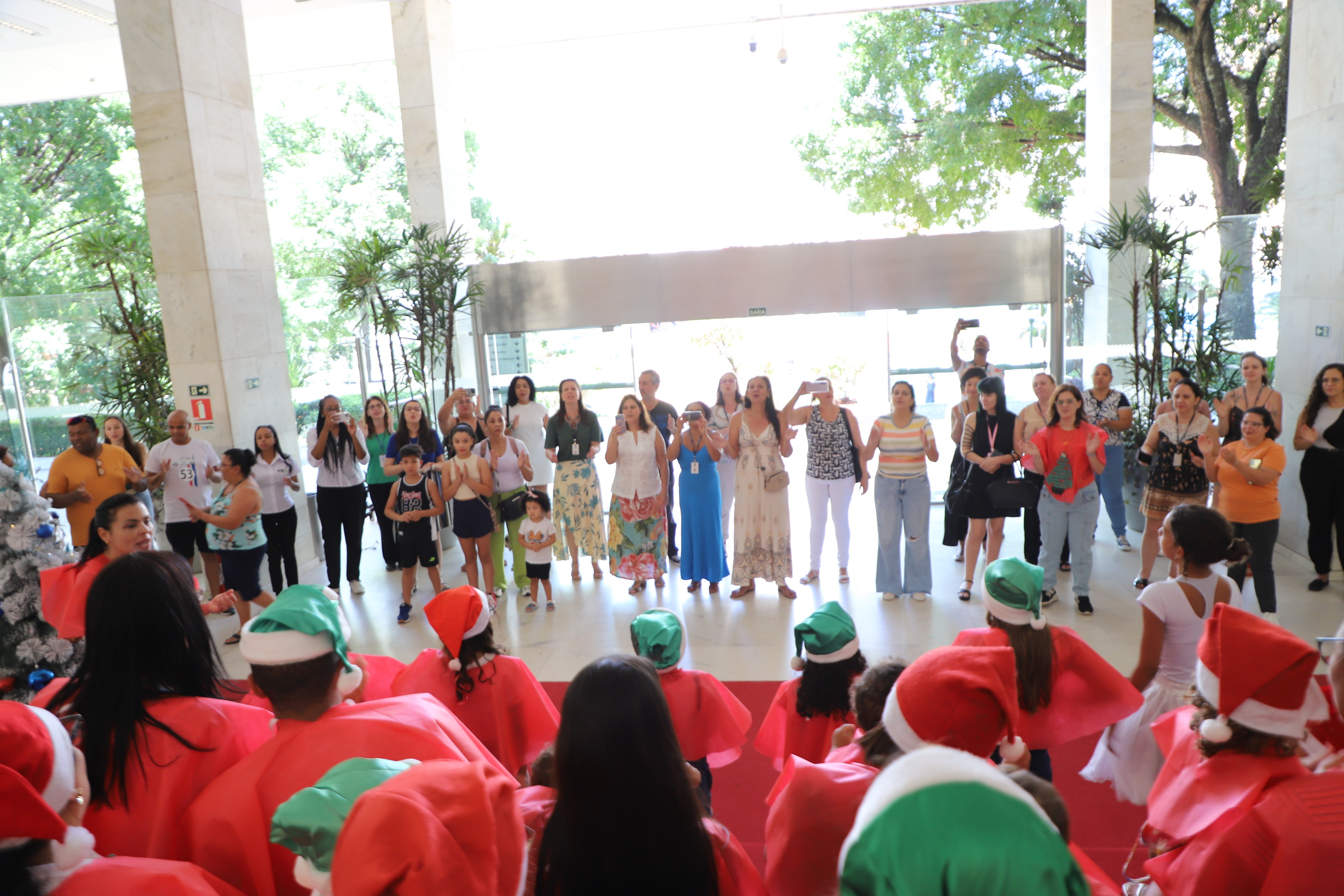 Entre músicas e pequenas coreografias, o grupo transformou o saguão do Paço em palco
