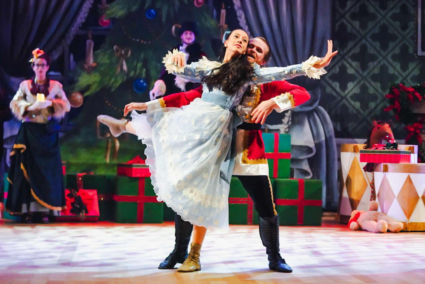 Montagem reúne 56 artistas locais, formados em um processo educativo iniciado em setembro