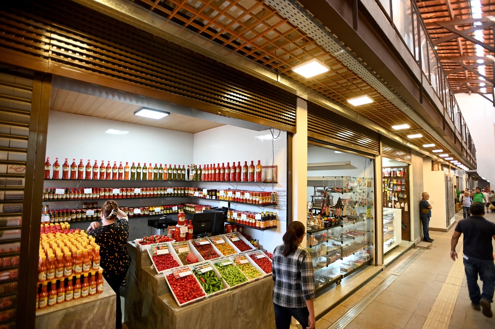 Movimentação no Mercadão nesta segunda-feira: cerca de 80% dos permissionários já mudaram para o interior do prédio revitalizado