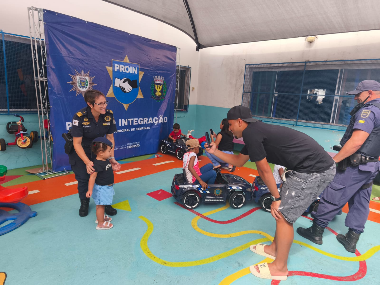 Crianças passearam nos carrinhos elétricos e tiraram fotos 