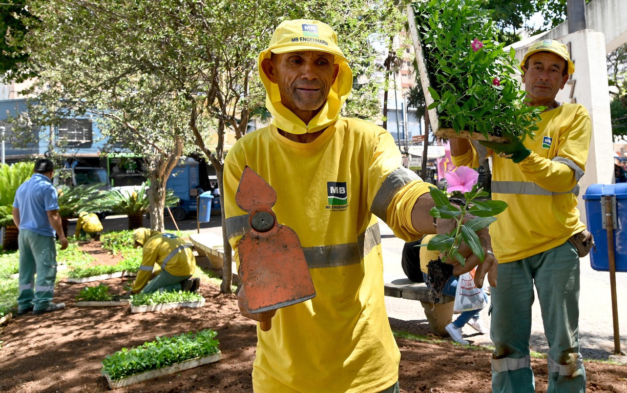 Funcionários mostram as mudas que serão plantadas no jardim