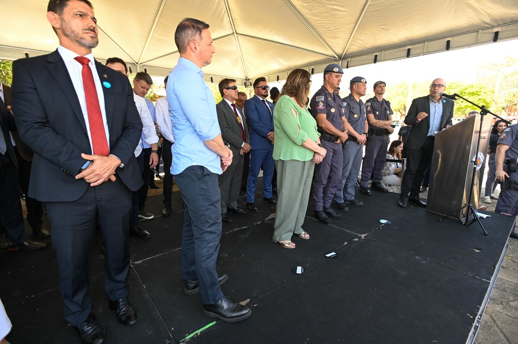 O prefeito Dário Saadi fala durante cerimônia de entrega de novas viaturas para as polícias Civil e Militar da região