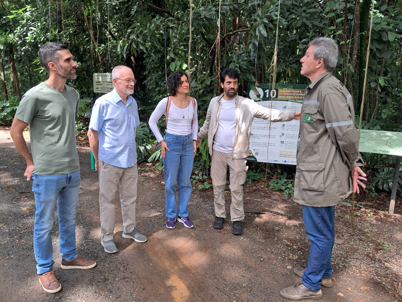 João Proteti (de camisa azul) foi recebido pelo presidente da Mata, Rogério Menezes 