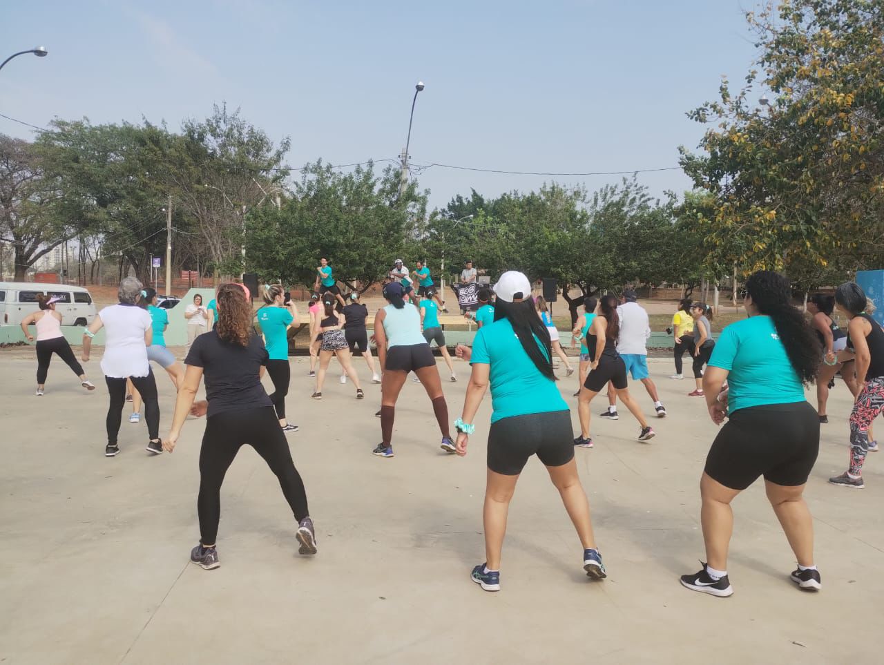 Aula de ritmos do Domingo Fitness é ação relacionada ao Novembro Azul