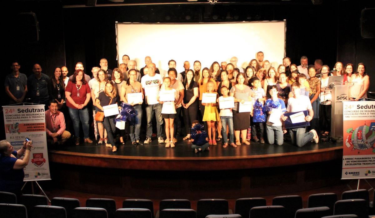 Premiados, educadores e equipe da Emdec 
