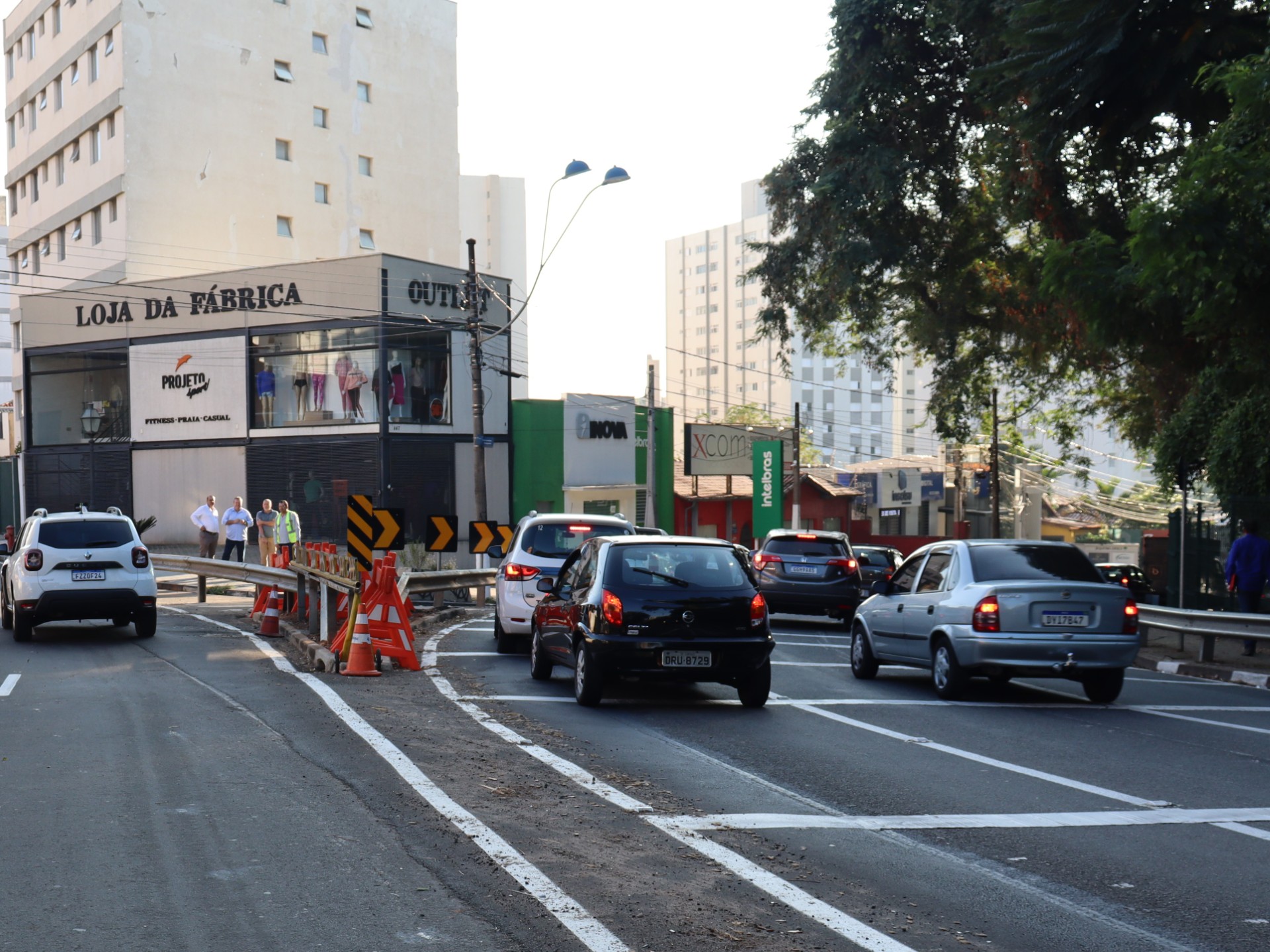 Tráfego de veículos na rua General Marcondes Salgado, ao lado do Bosque dos Jequitibás, está bloqueado